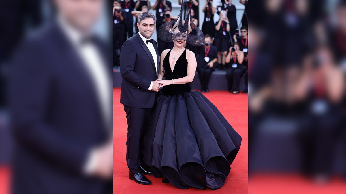 Aktris Lady Gaga mengenakan gaun hitam di Festival Film Venesia