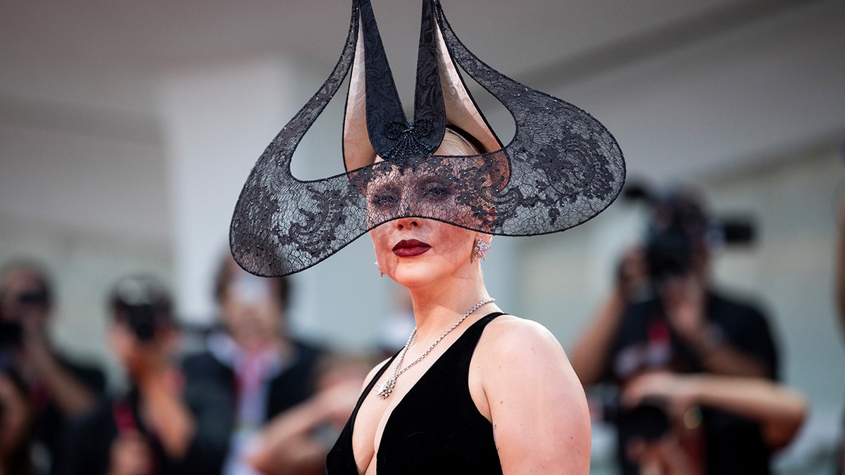 La actriz Lady Gaga luce un estrafalario conjunto en el Festival de Cine de Venecia.