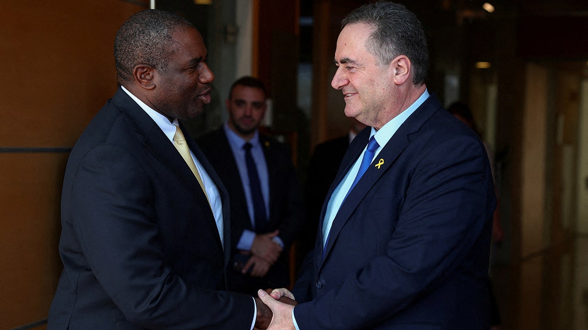 El ministro de Asuntos Exteriores británico, David Lammy, estrecha la mano del ministro de Asuntos Exteriores israelí, Israel Katz 