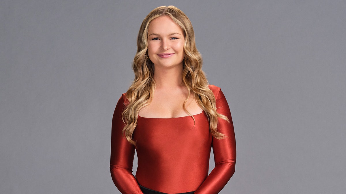 A filha de Trace Adkins, Mackenzie, usa um body vermelho