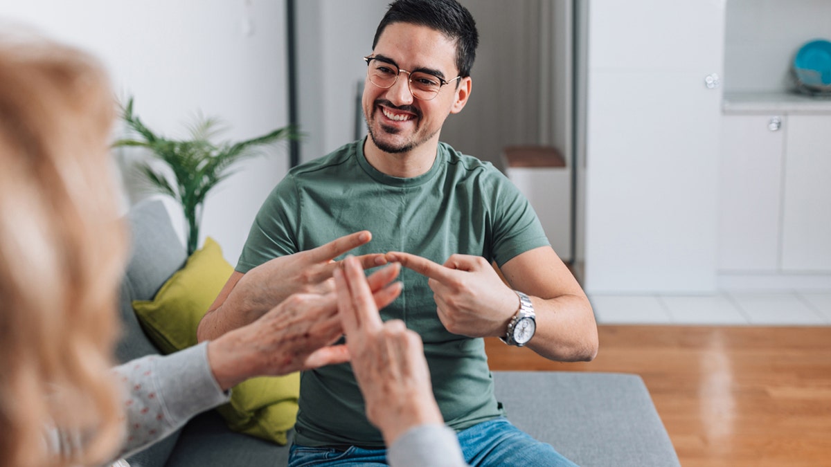 Hombres y mujeres se firman