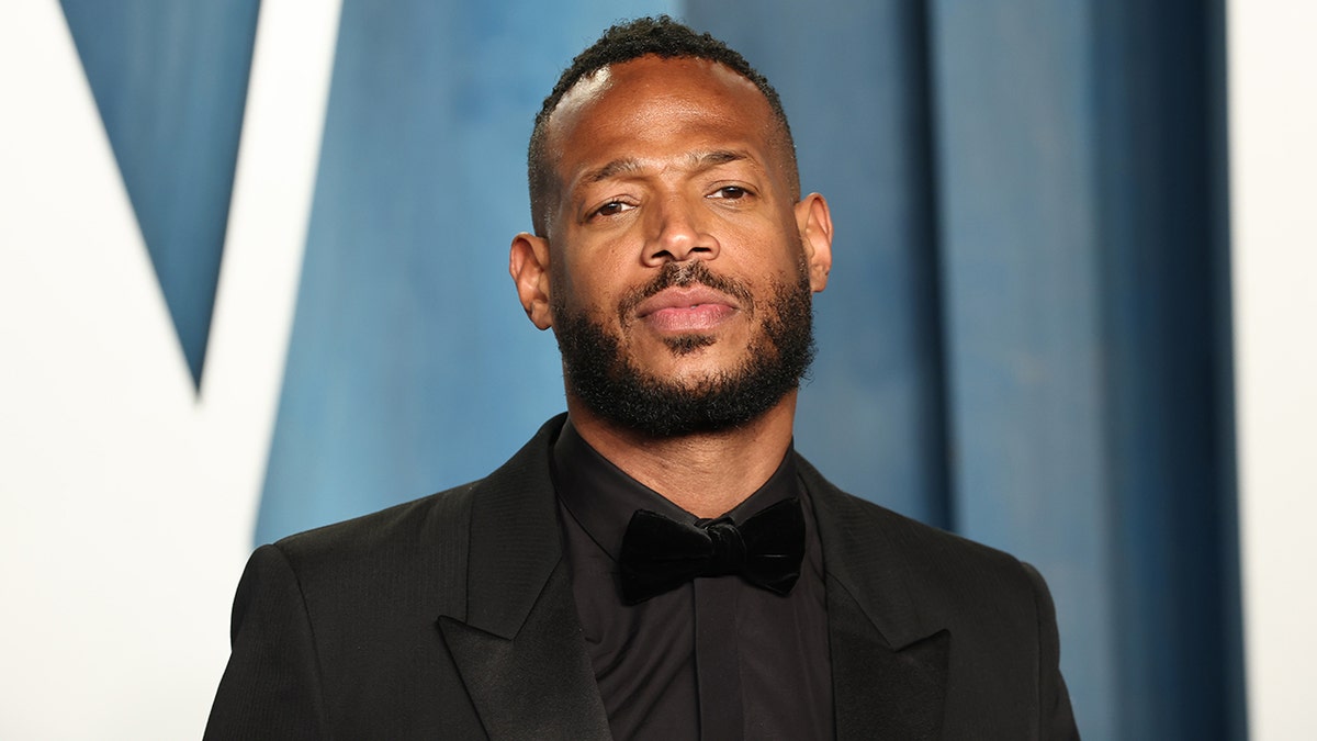 Marlon Wayans viste traje y camisa negros en la fiesta de los Oscar de Vanity Fair