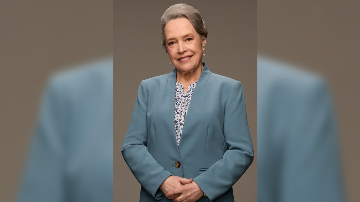 Kathy Bates luce un traje azul como Matlock.