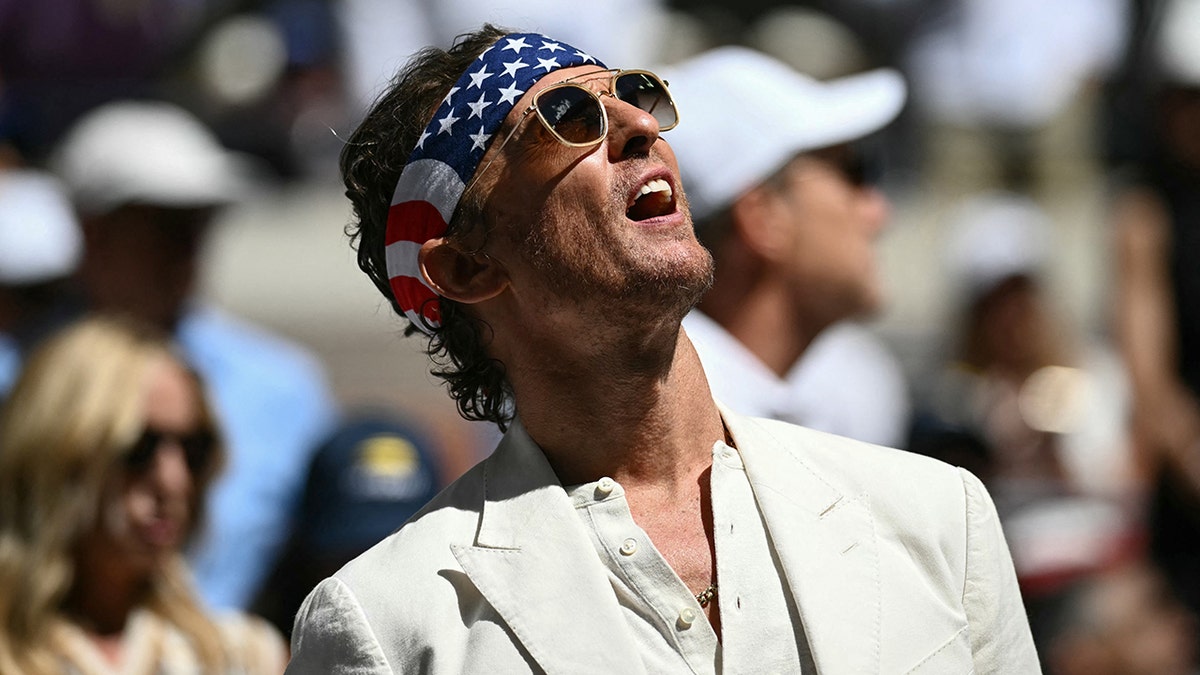 Matthew McConaughey menyemangati pemain tenis di AS Terbuka