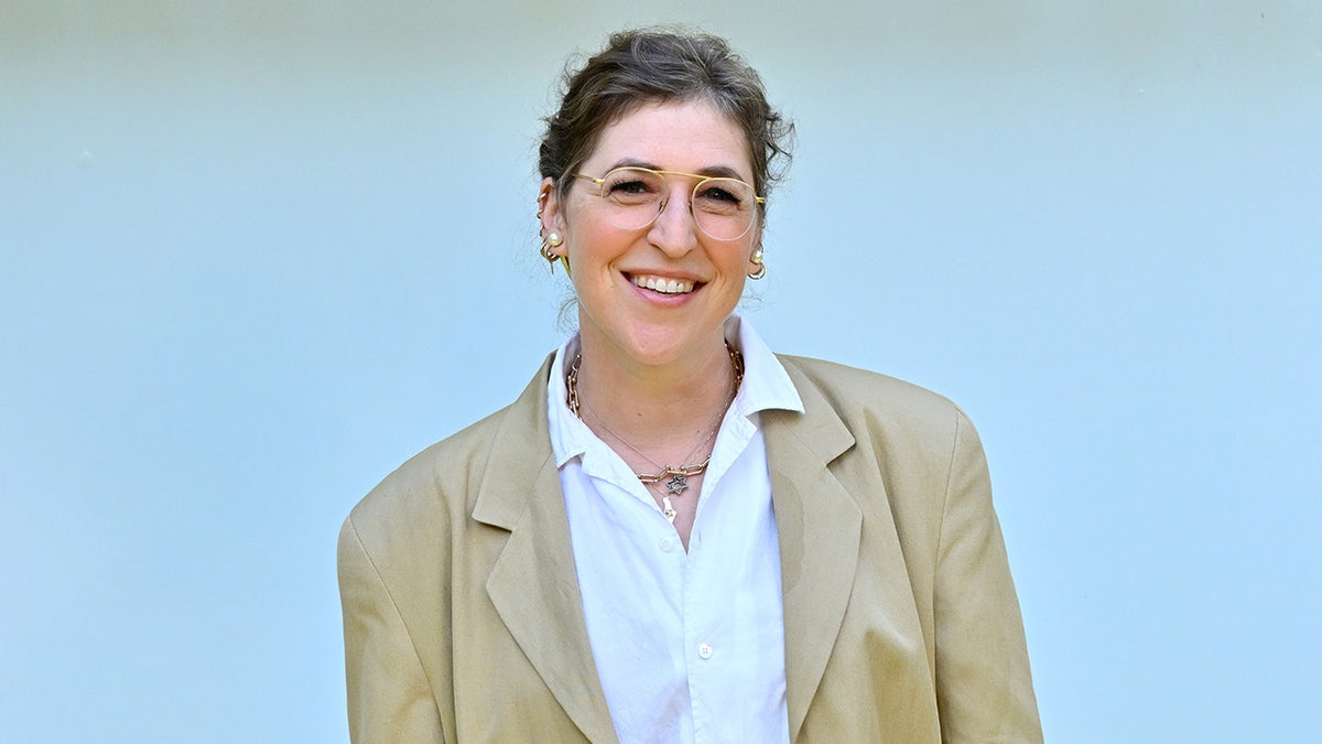 Mayim Bialik sonríe en la alfombra roja.