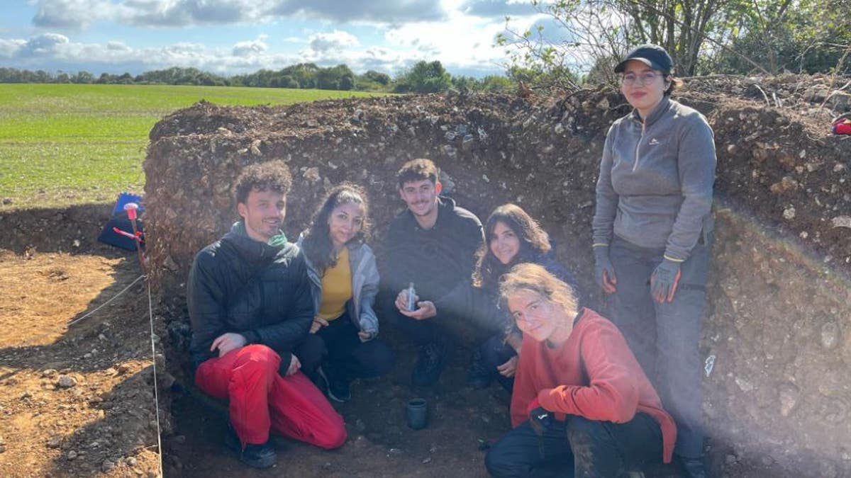 Equipo de voluntarios en el lugar donde se encontró el mensaje