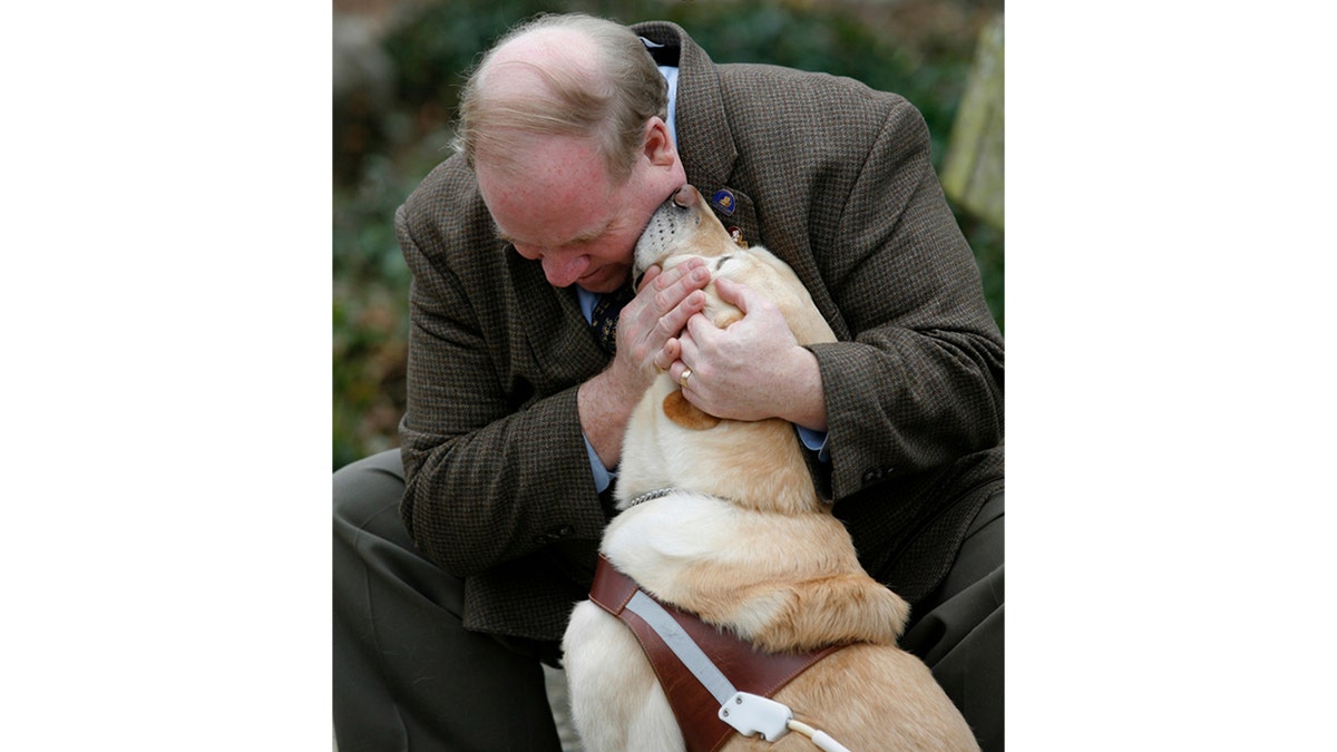 Michael Hingson con su perro guía Roselle