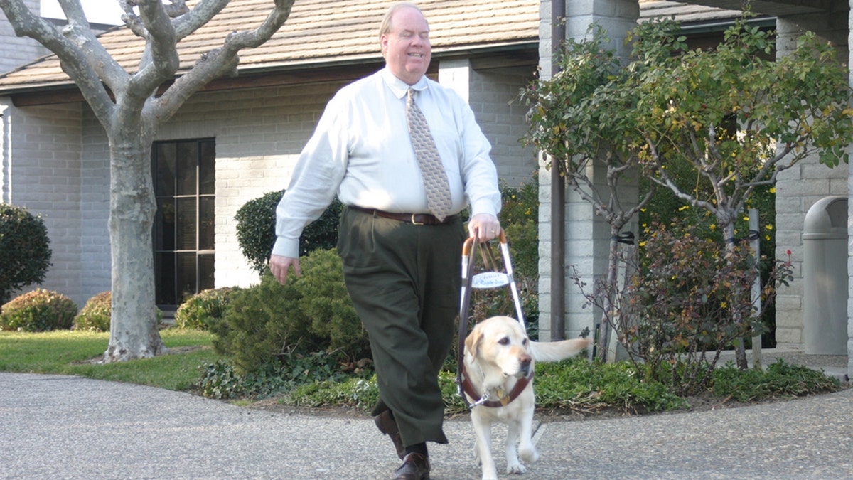 Michael Hingson con su perro guía Roselle