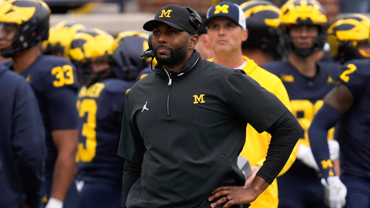 A técnica principal do Michigan, Sharon Moore, observa o segundo tempo contra o Texas em Ann Arbor, Michigan, sábado, 7 de setembro de 2024.