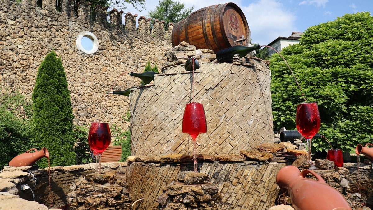 Vasos llenos de vino 