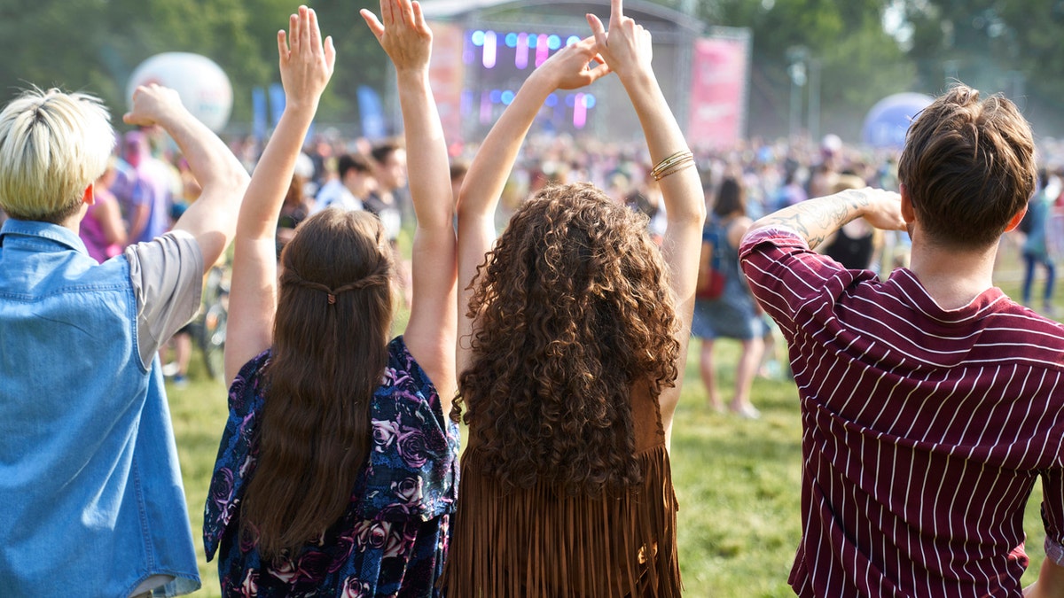 Gente bailando en un festival de música al aire libre