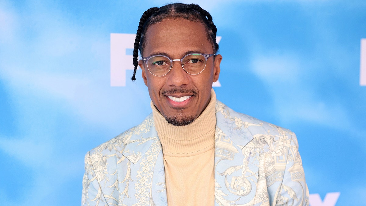 Nick Cannon en la alfombra roja del Día de la Prensa de Otoño de FOX