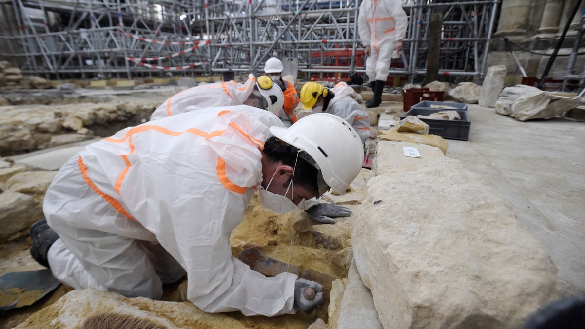 Arqueólogos en la catedral de Notre Dame