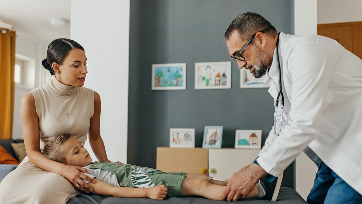 Niño en el médico