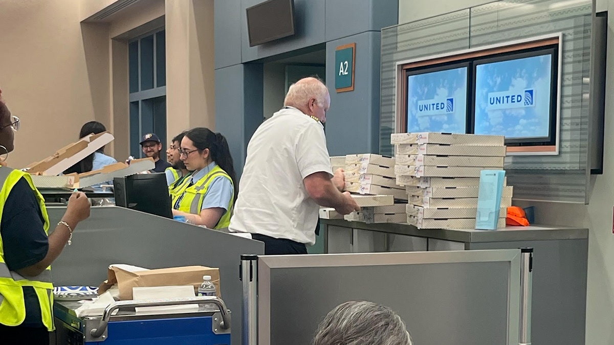 Piloto de United Airlines repartiendo pizza en Nuevo México