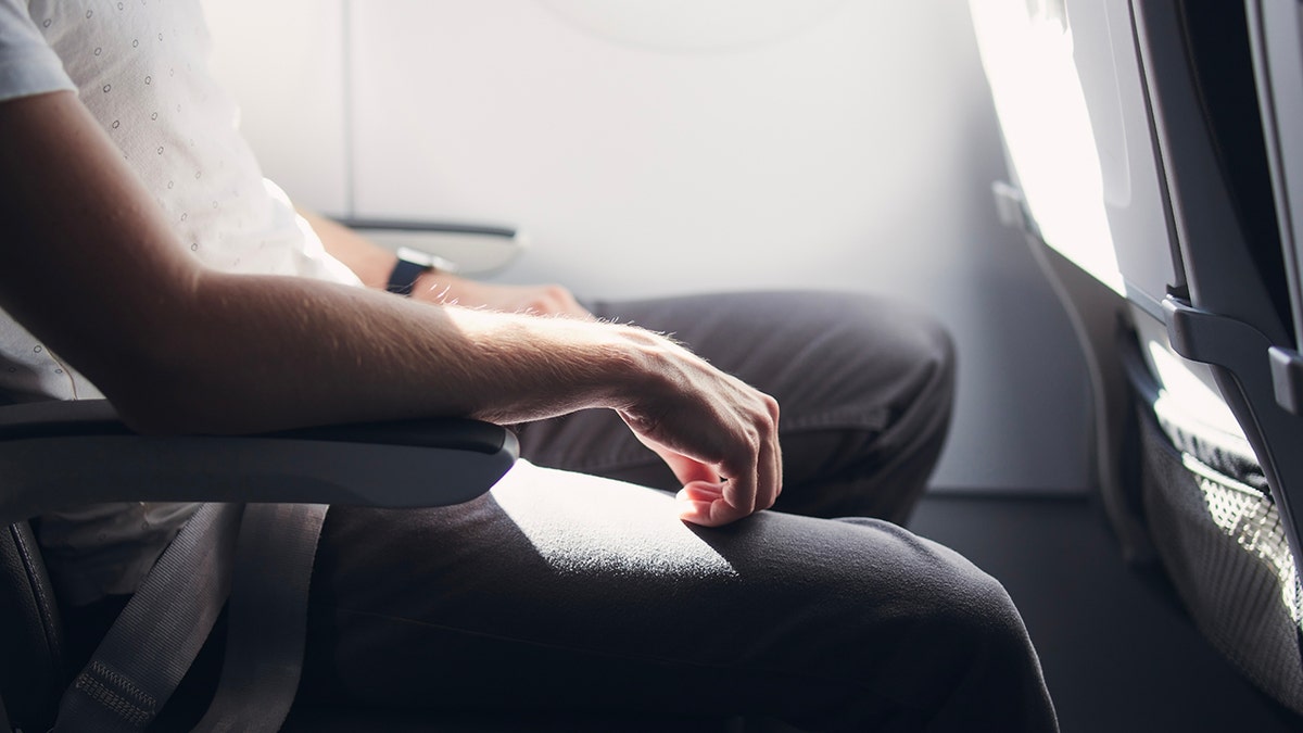 Hombre sentado en vuelo