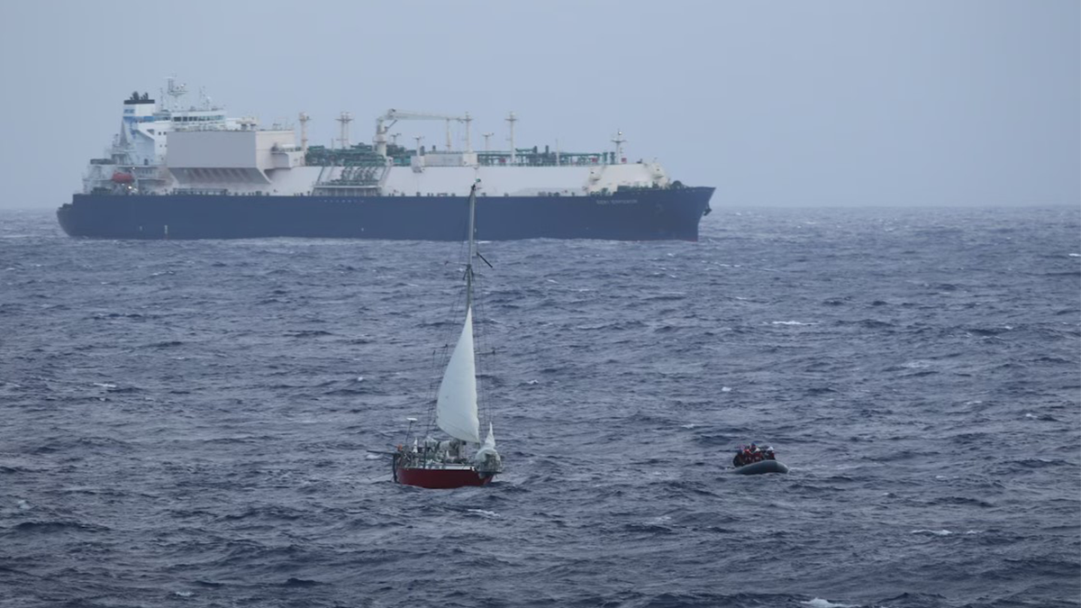 La Guardia Costera y la Marina rescataron de un velero a una mujer angustiada, a un niño y a sus mascotas