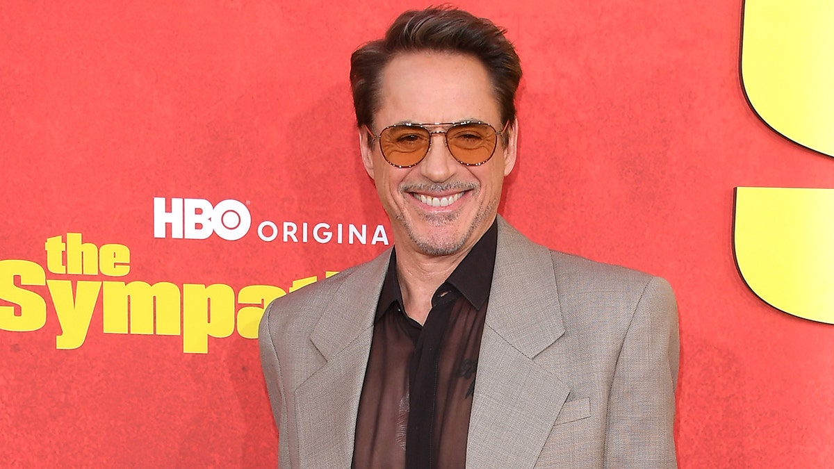 Robert Downey Jr. di karpet merah pada pemutaran perdana "Sang Simpatisan"