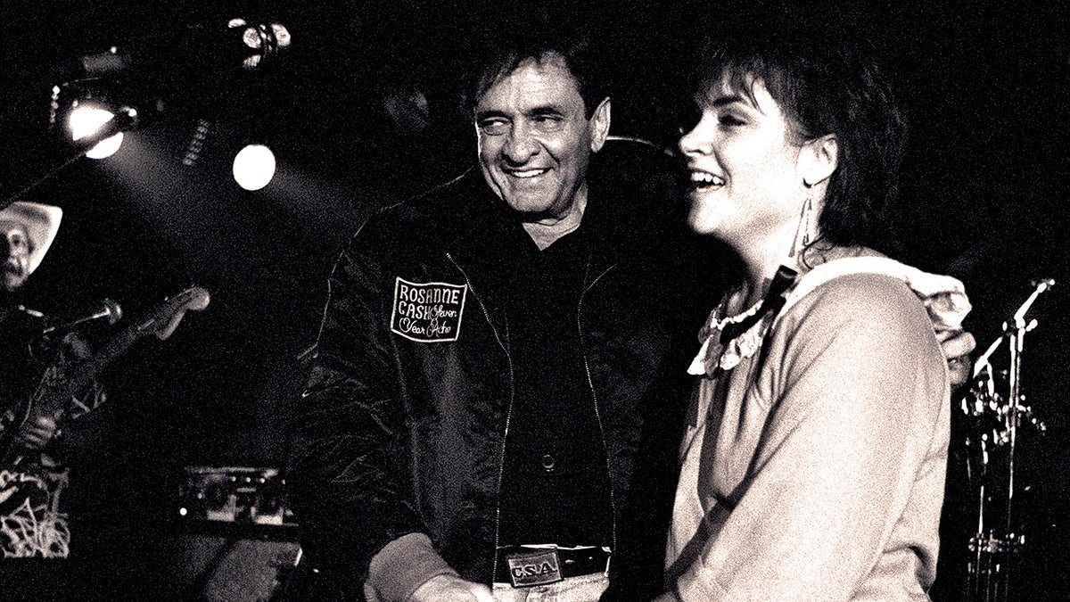 Rosanne Cash actuando con Johnny Cash en 1982