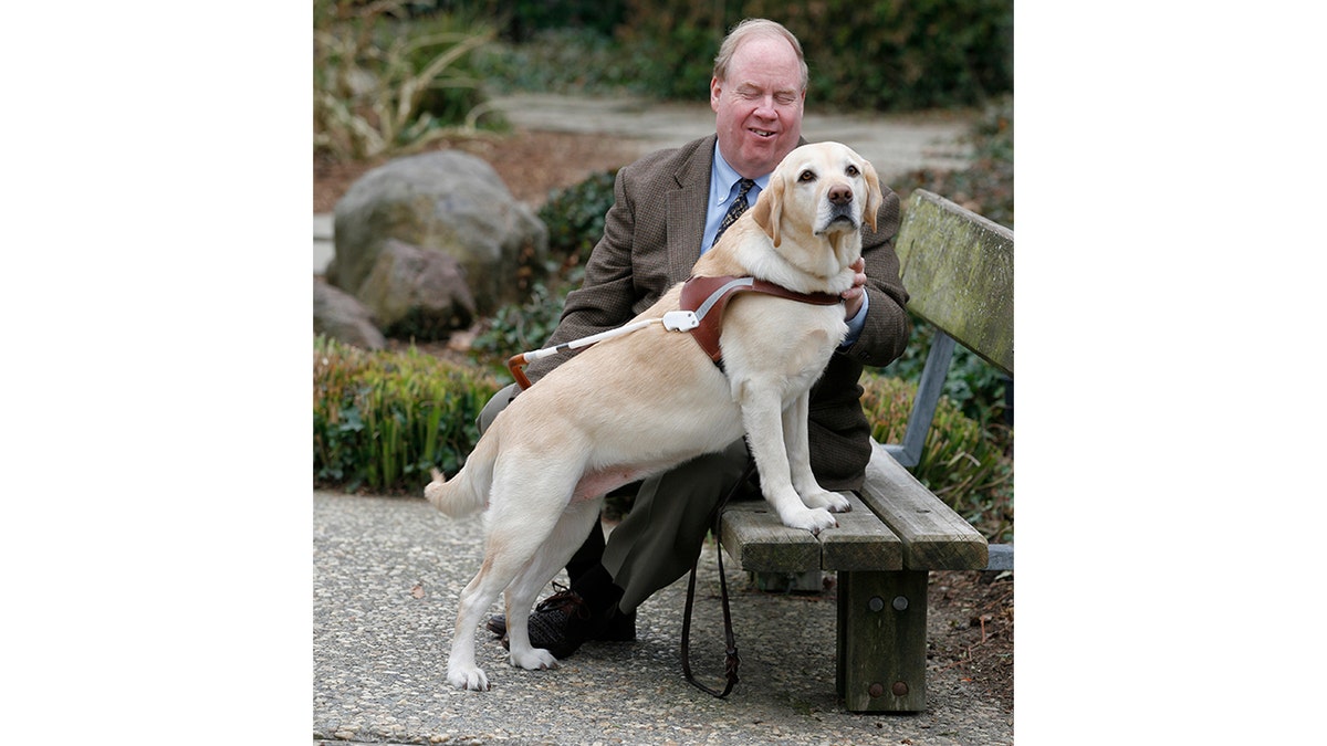 Michael Hingson con su perro guía Roselle a principios de la década de 2000