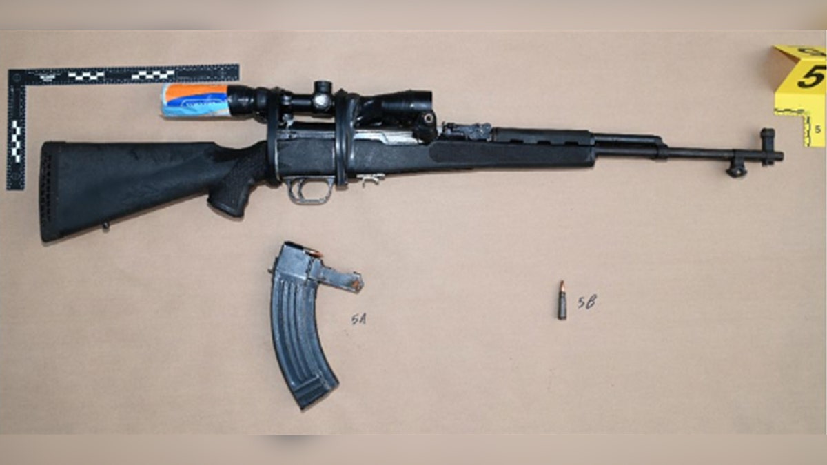 El rifle que tenía Ryan Wesley Routh durante su presunto intento de asesinato contra el expresidente Donald Trump.