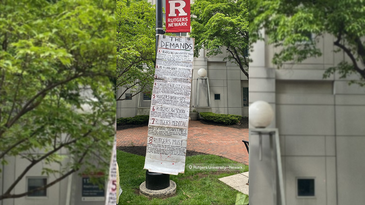 Un manifestante de Rutgers exige