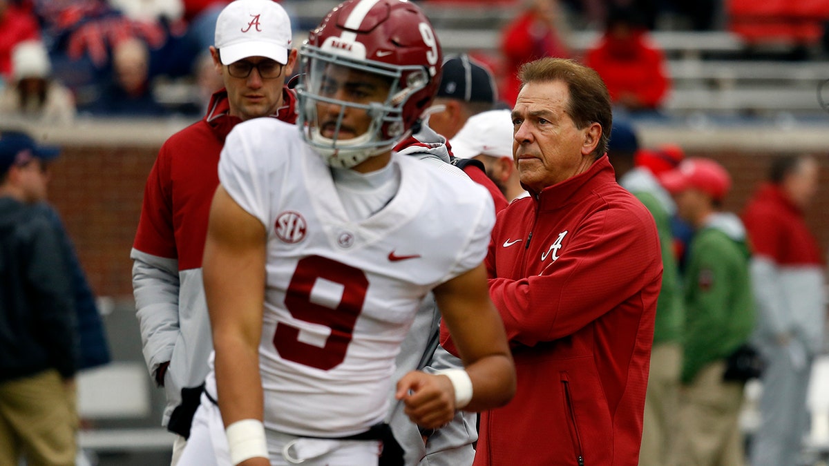 Bryce Young y Nick Saban