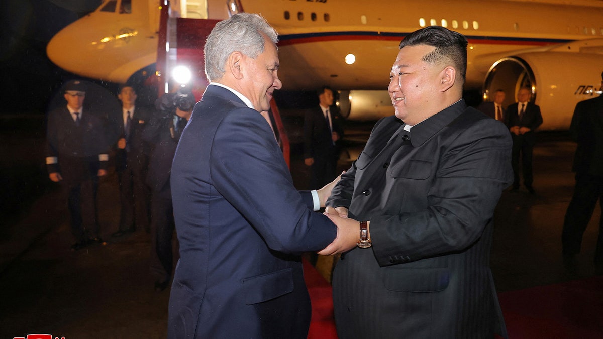 El líder norcoreano Kim Jong-un y Sergei Shoigu,