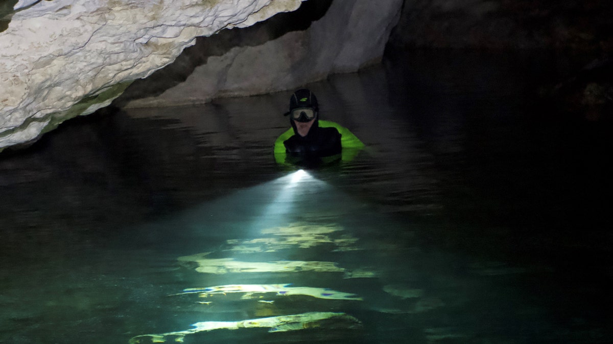 Un buceador en una cueva