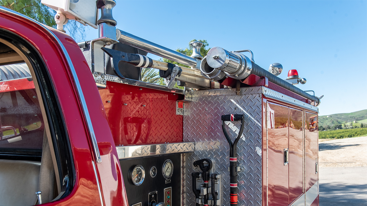 Lateral de un camión de bomberos