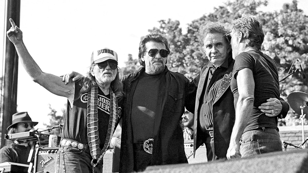 The Highwaymen. entre ellos Willie Nelson, Waylon Jennings, Johnny Cash y Kris Kristofferson en un concierto.