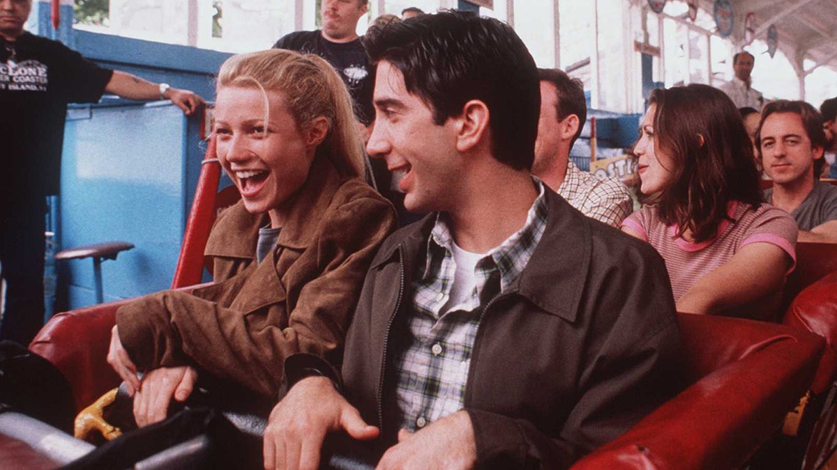 Gwyneth Paltrow y David Schwimmer se montan en una montaña rusa en la película "El portador del féretro"