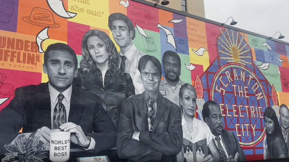 Mural del reparto de 'The Office' en un edificio de Scranton