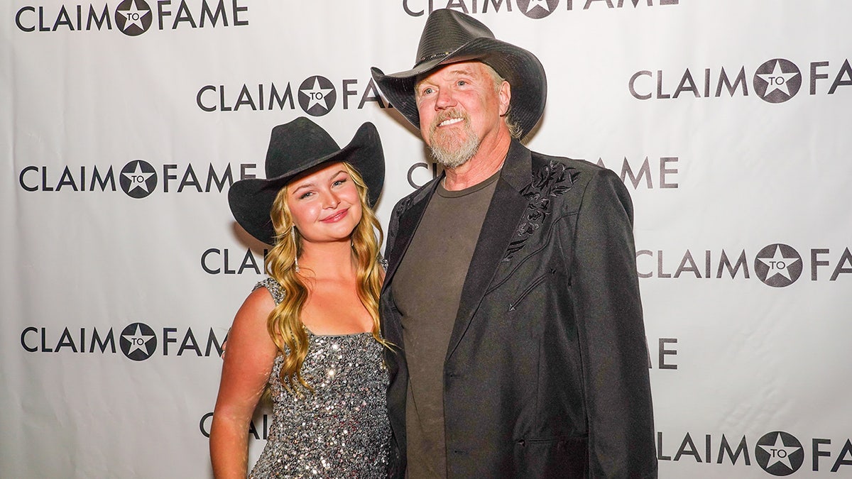 Trace Adkins e a filha Mackenzie usam chapéus de cowboy pretos combinando no tapete vermelho