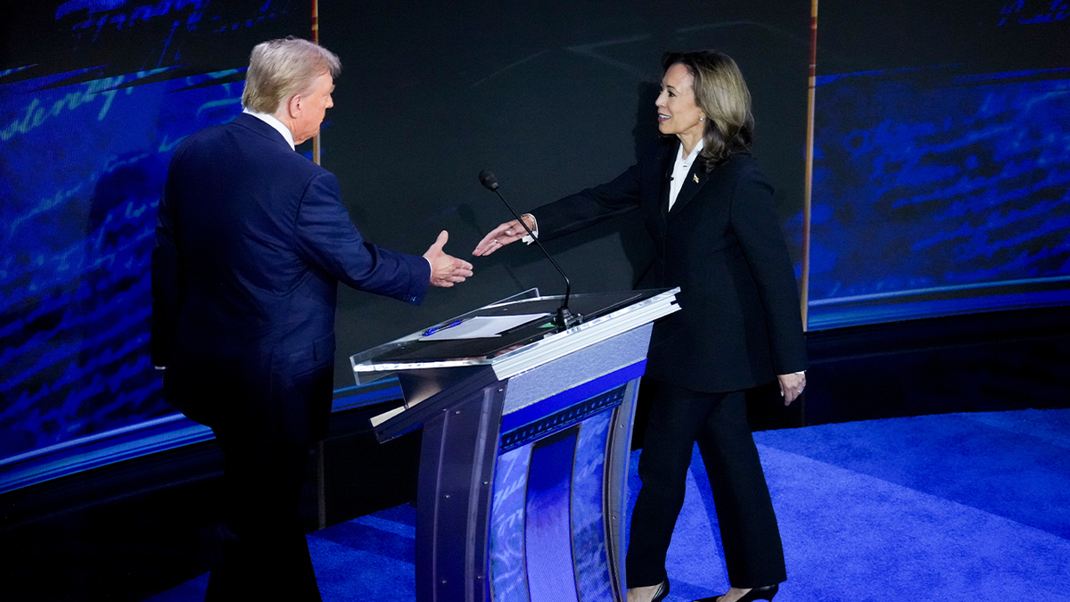 Trump i Harris podają sobie ręce podczas debaty