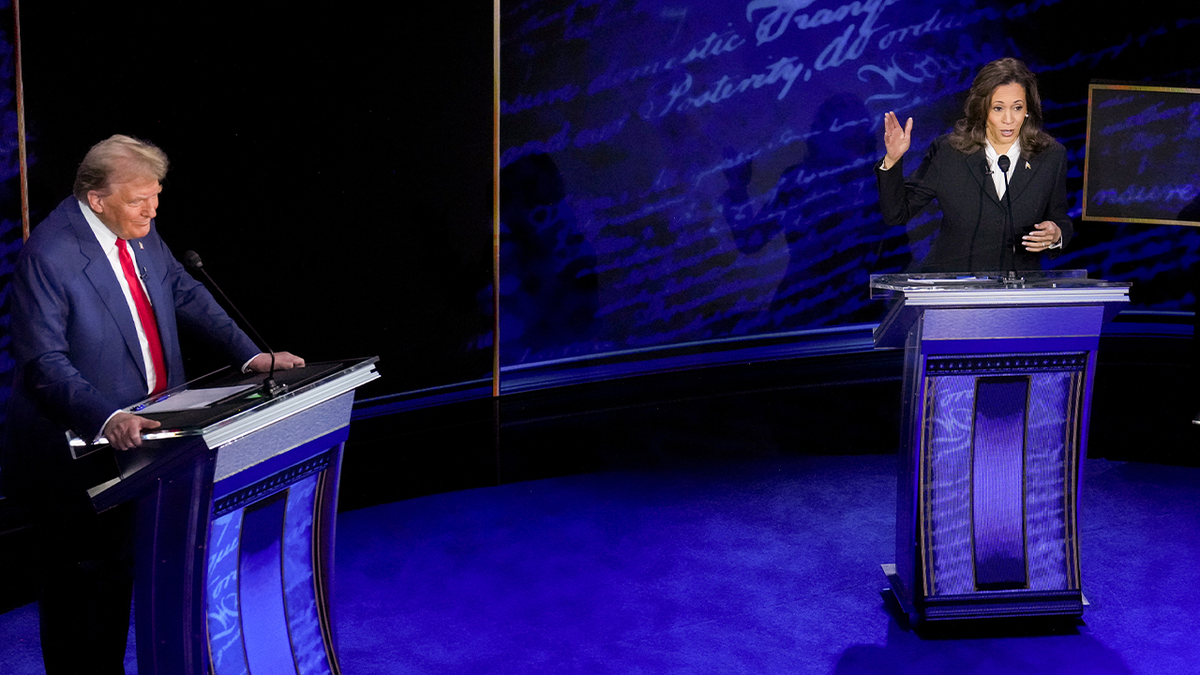 Trump y Harris en el escenario del debate