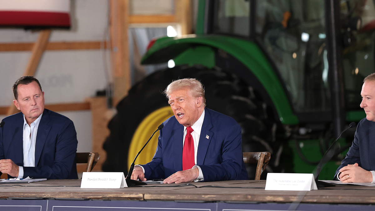 Trump hablando en la mesa 