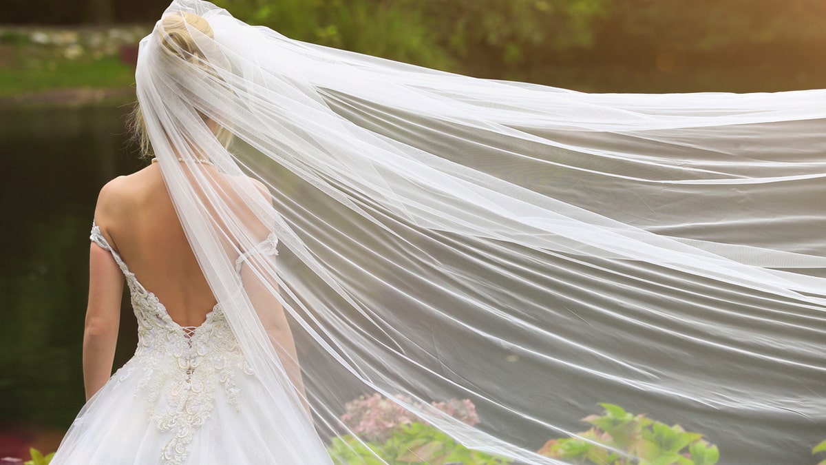 El velo de novia ondea con el viento