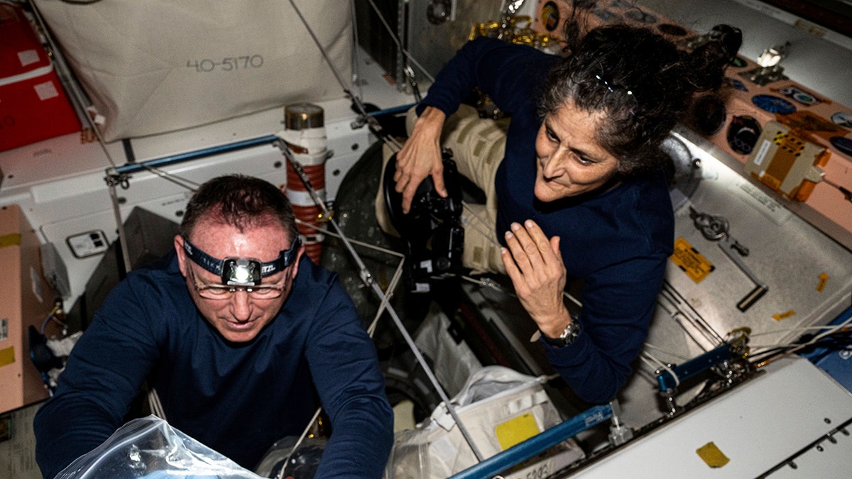 Los astronautas de la NASA Butch Wilmore, a la izquierda, y Suni Williams inspeccionan el equipo de seguridad a bordo de la Estación Espacial Internacional el 9 de agosto.