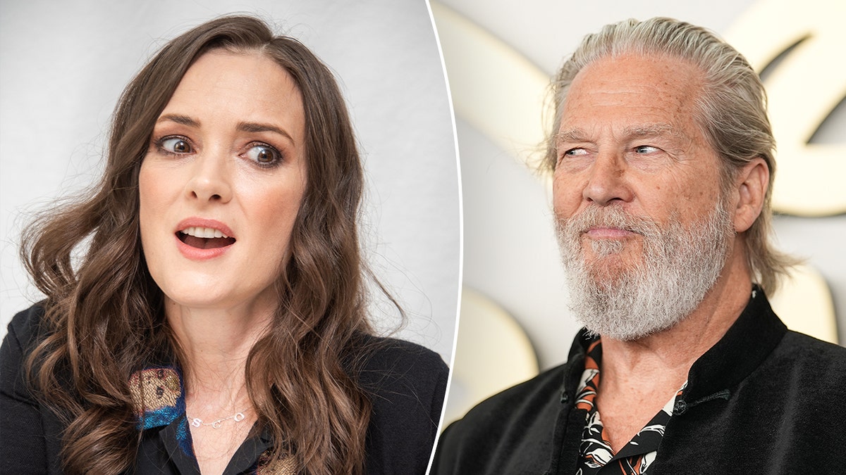 Winona Ryder ladea un poco la cabeza y parece un poco sorprendida durante una conferencia partida Jeff Bridges con traje negro mira a su derecha en la alfombra a regañadientes 