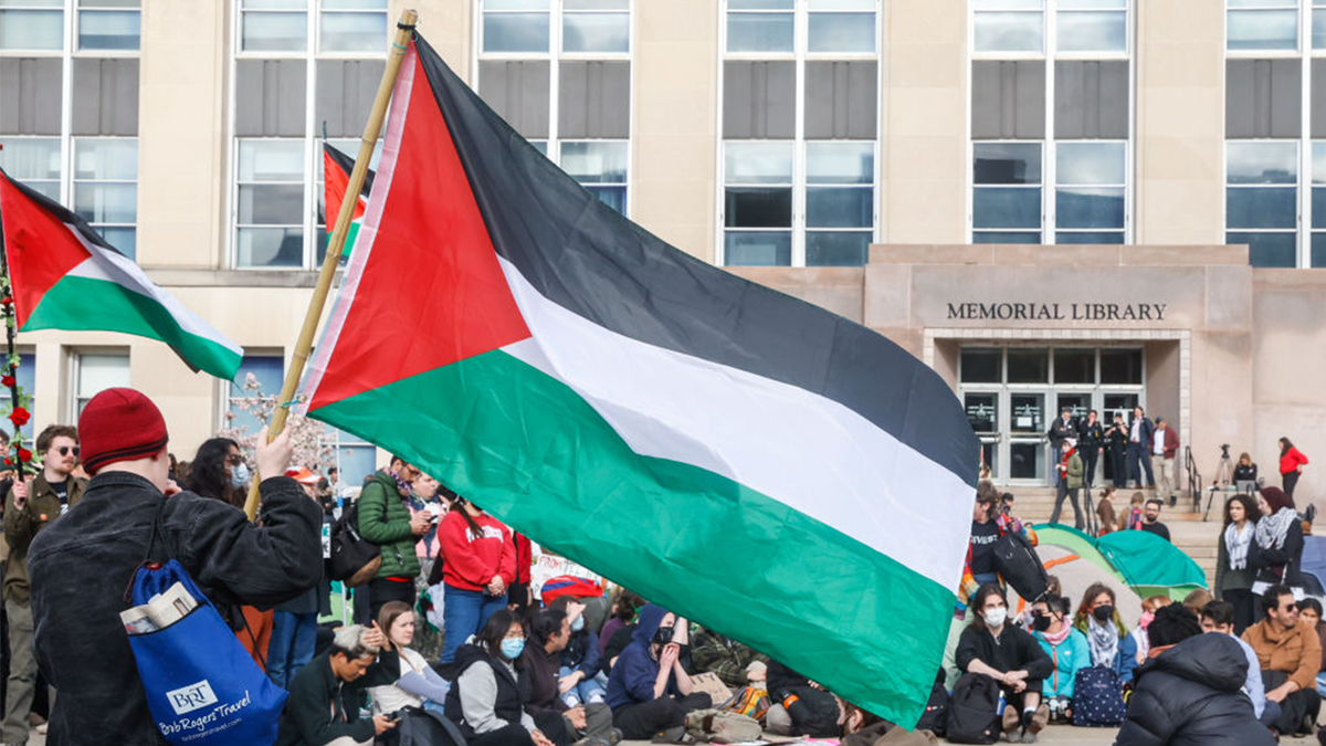 Manifestantes con banderas palestinas