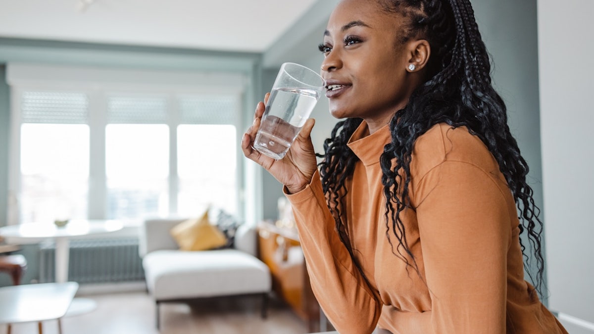 Mujer bebiendo agua