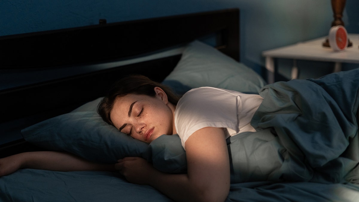 Una mujer durmiendo en la cama 