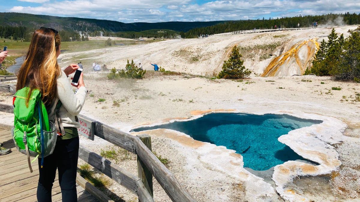 Uma mulher no Parque Nacional de Yellowstone