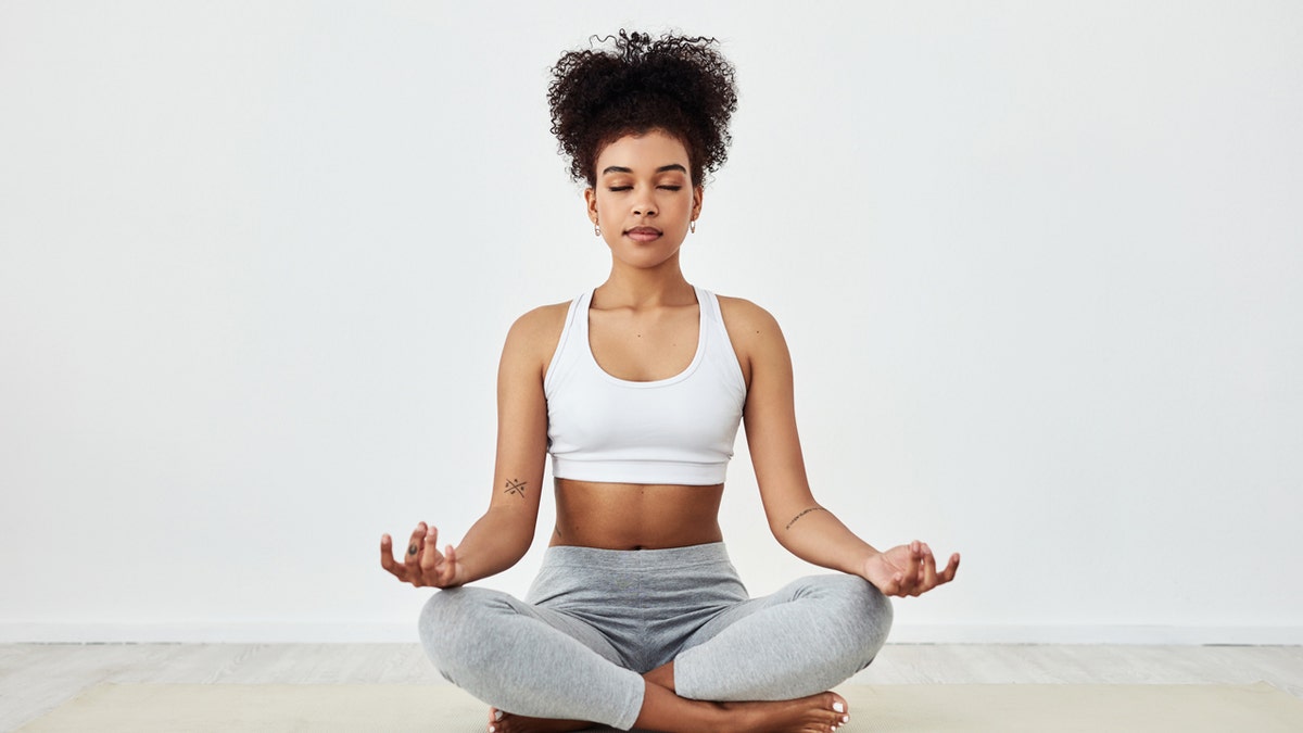 Una mujer haciendo yoga