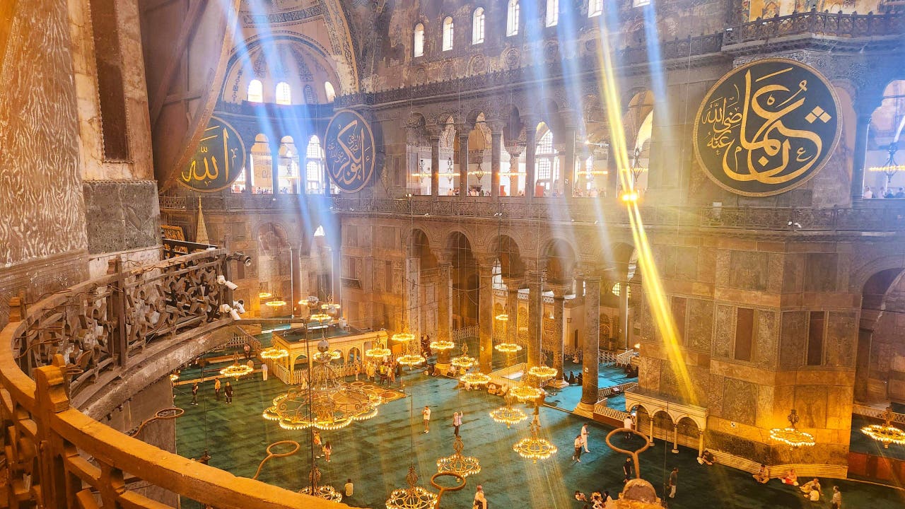 Зимой в Стамбуле (Турция) внимание переносится с переходов по улицам на изучение экспозиций