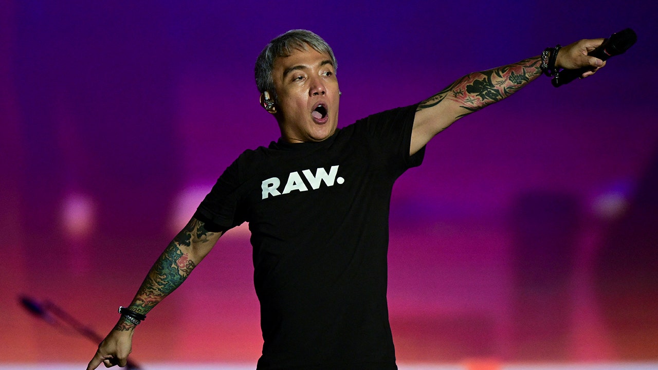 Arnel Pineda Journey ボーカルソロ Journey singer offers to quit band through online fan vote
