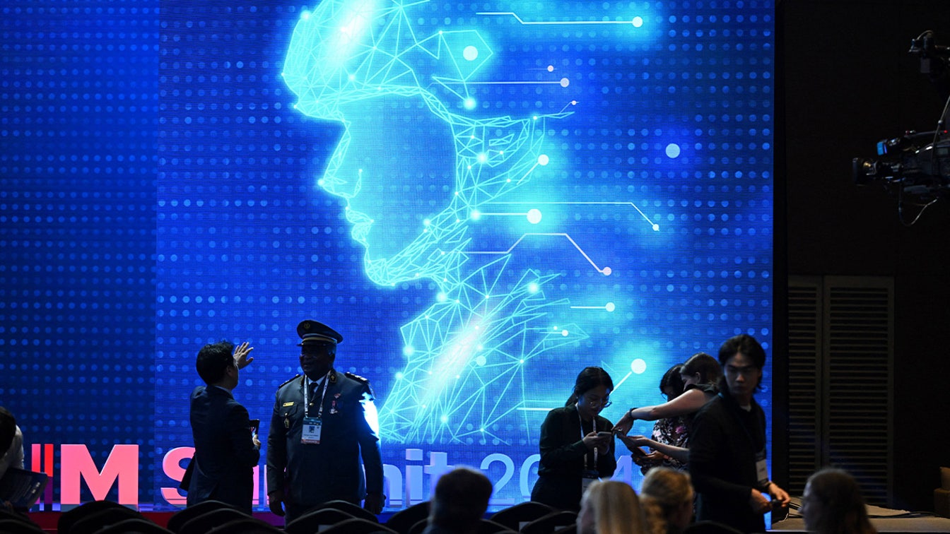La guerra entre IA y humanos ya ha comenzado, ya que un robot golpea a un niño en una demostración de artes marciales en China.