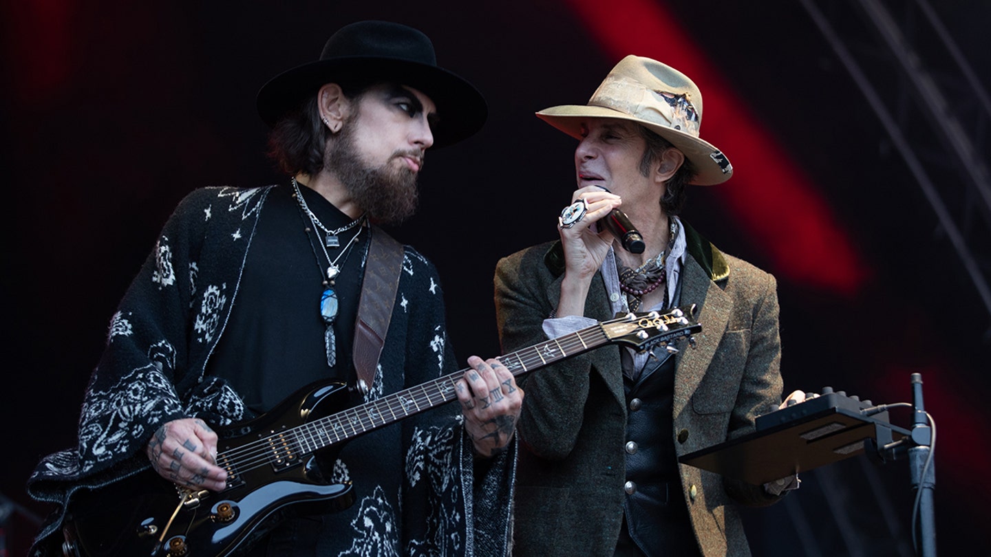 Jane's Addiction Guitarist Dave Navarro Apologizes After Onstage Fight with Perry Farrell