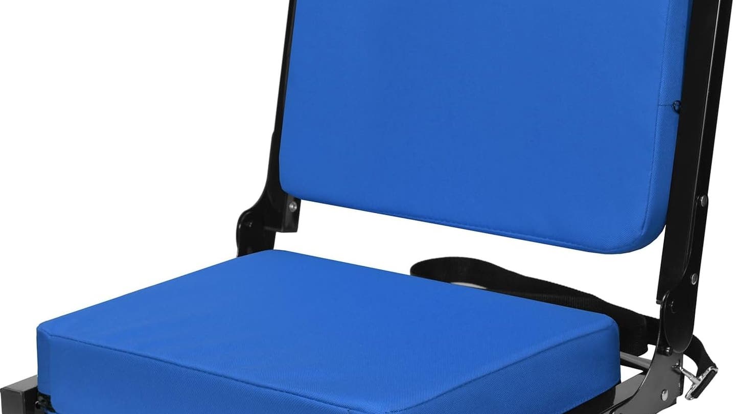 Sideline-cheering-bleacher-seat 8 أساسيات يومية للعبة تحتاجها لمشاهدة فريق NFL الخاص بك يلعب على الهواء مباشرة